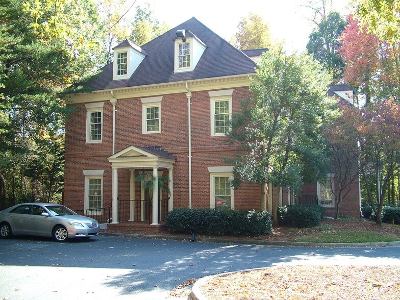 6111 Peachtree Dunwoody Rd NE, Atlanta, GA à louer - Photo du bâtiment - Image 2 de 18