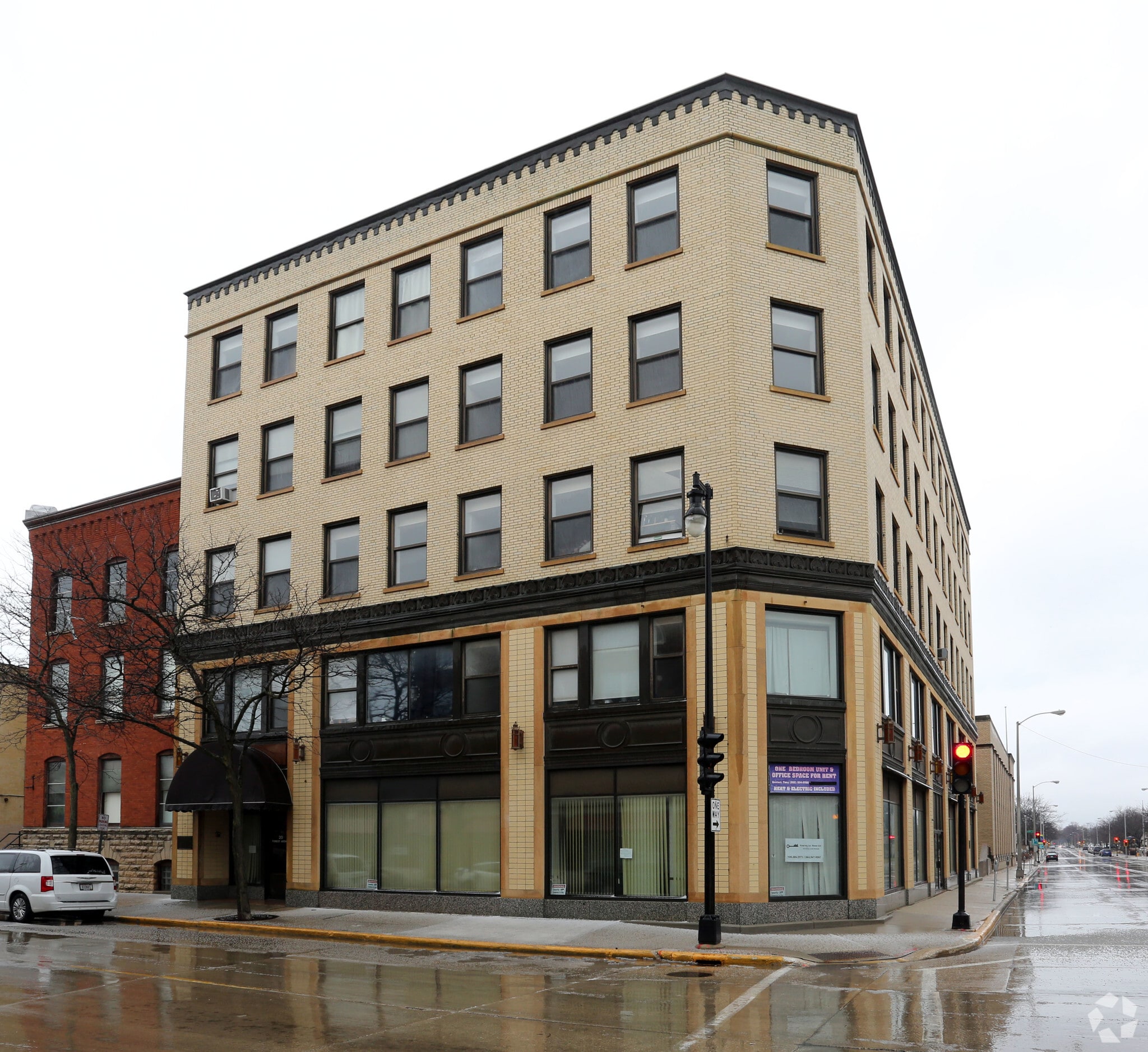 20 Forest Ave, Fond Du Lac, WI à vendre Photo principale- Image 1 de 67