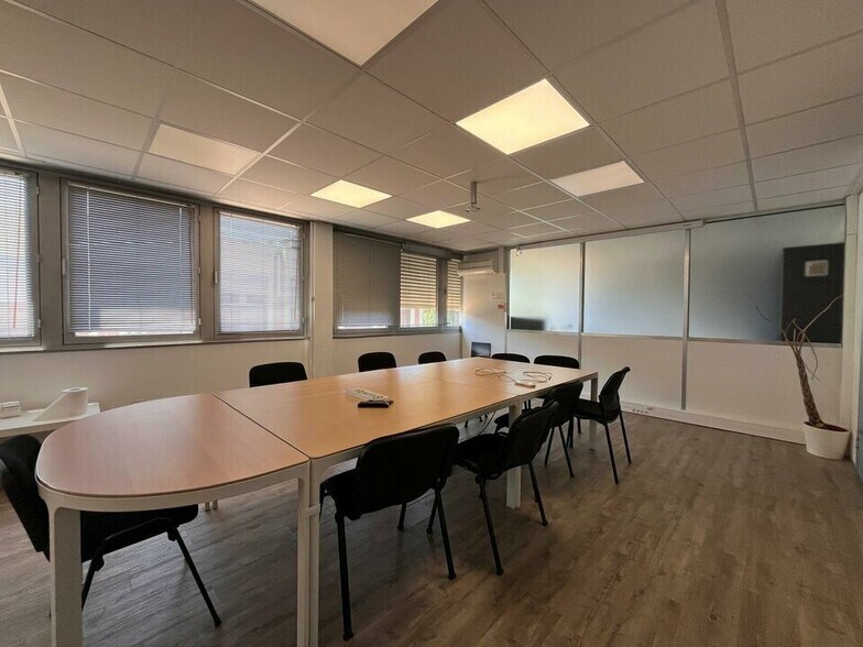 Office in Vitrolles for lease - Interior Photo - Image 2 of 13