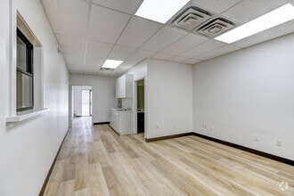 5829 W Sam Houston Pky N, Houston, TX à louer Photo intérieure- Image 2 de 3