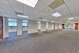 25 NW Point Blvd, Elk Grove Village, IL for lease Interior Photo- Image 2 of 3