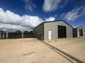 Office/Warehouse WITH yard - Entrepôt