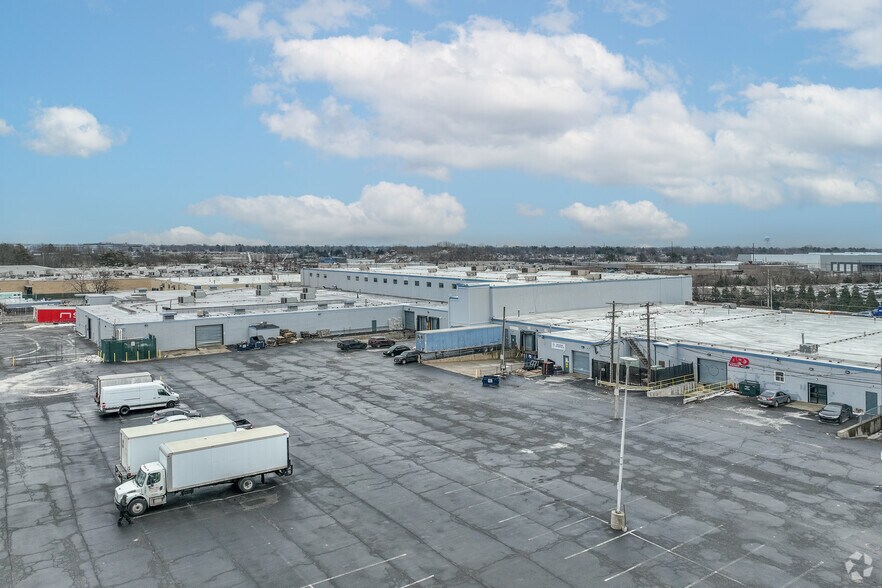 600 W John St, Hicksville, NY à louer - Photo du bâtiment - Image 3 de 5