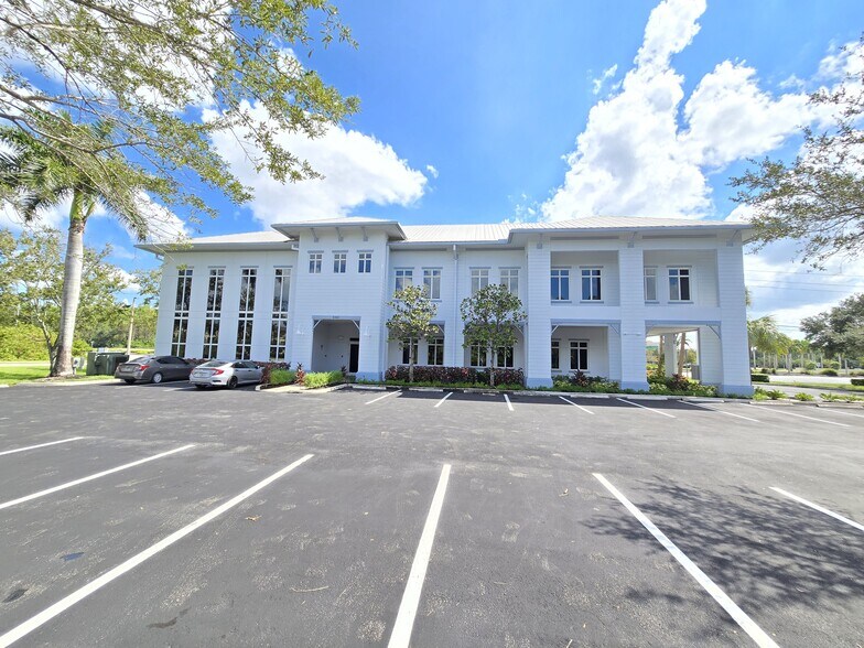 8360 Sierra Meadows Blvd, Naples, FL à louer - Photo du bâtiment - Image 2 de 6