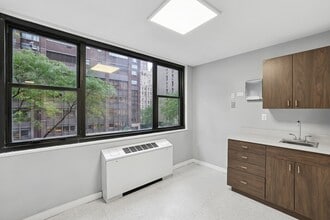 330 W 58th St, New York, NY à louer Photo intérieure- Image 1 de 4