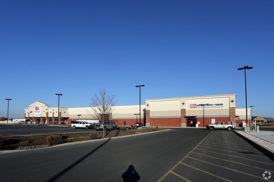 520 Gateway Ave, Chambersburg, PA for lease - Building Photo - Image 3 of 7