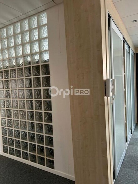 Office in Reims for lease - Interior Photo - Image 2 of 27