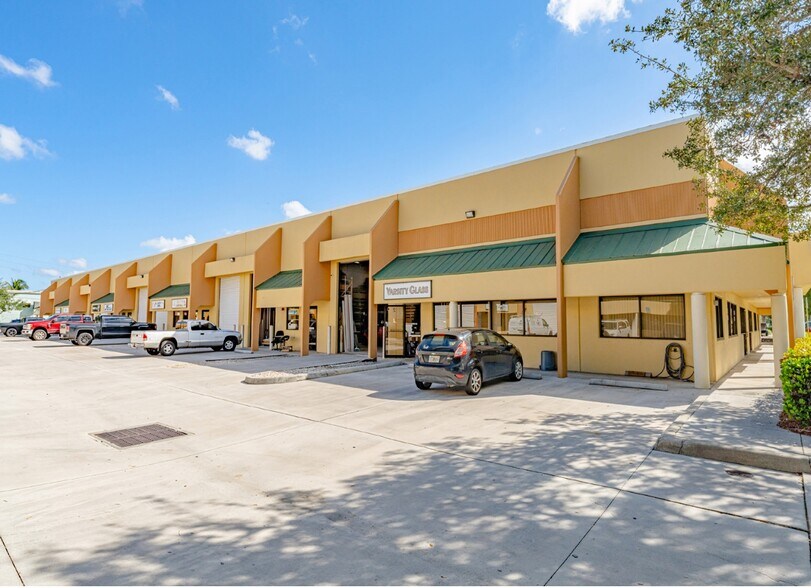 7657-7675 SW Ellipse, Stuart, FL à louer - Photo du bâtiment - Image 2 de 6