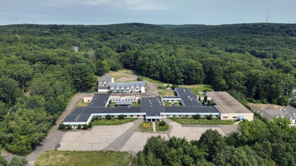50 Beach Rd, Wolcott, CT à vendre - Photo du bâtiment - Image 2 de 5