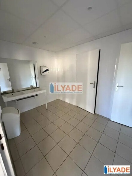 Office in Marseille for lease - Building Photo - Image 1 of 5