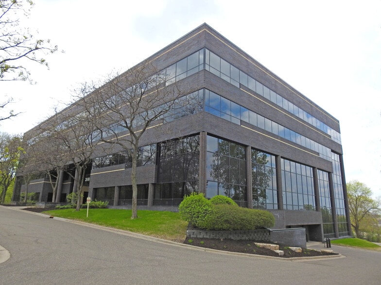 2600 Eagan Woods Dr, Eagan, MN à louer - Photo du bâtiment - Image 2 de 6