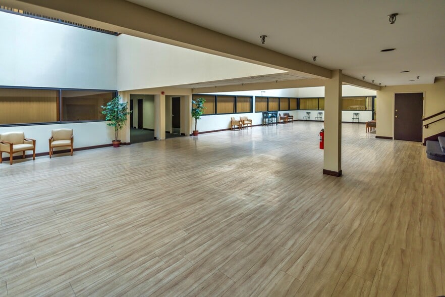 161 S Lincolnway, North Aurora, IL for lease - Interior Photo - Image 2 of 4