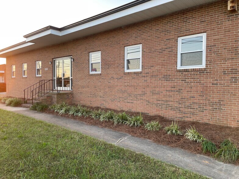 132-144 Industrial Ave, Greensboro, NC à louer - Photo du bâtiment - Image 2 de 11