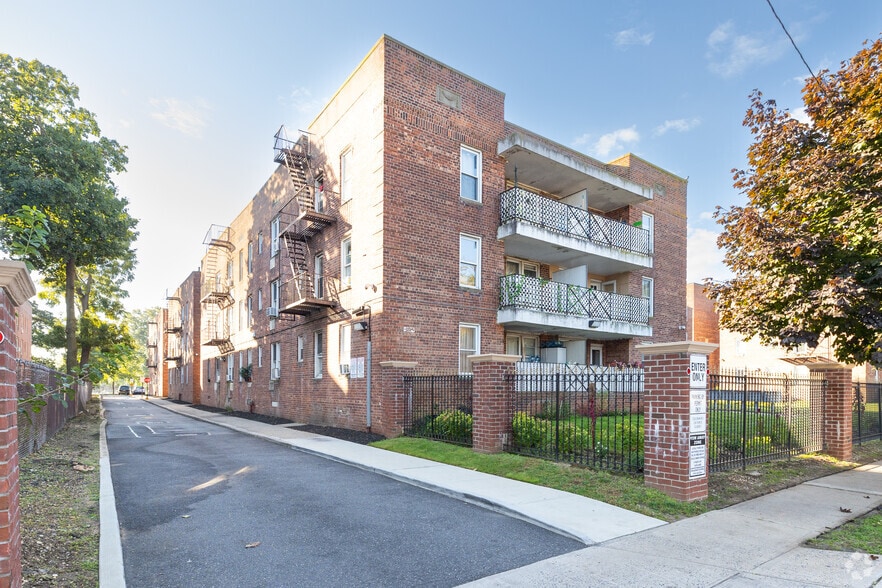 100 Jerusalem Ave, Hempstead, NY for sale - Building Photo - Image 2 of 7