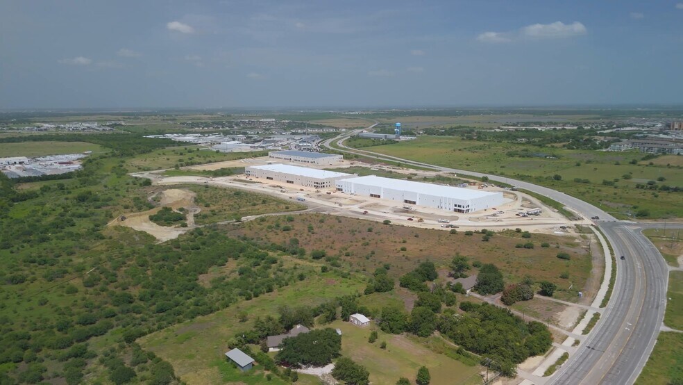 1600 E McCarty Ln, San Marcos, TX à louer - Vidéo sur l’inscription commerciale - Image 2 de 11