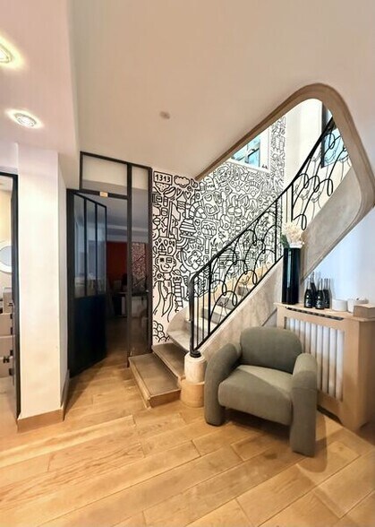 Immeuble residentiel dans Paris à vendre - Photo du bâtiment - Image 2 de 13