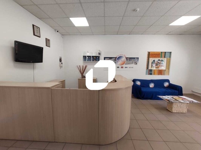 Flex in Trappes for sale - Lobby - Image 3 of 11