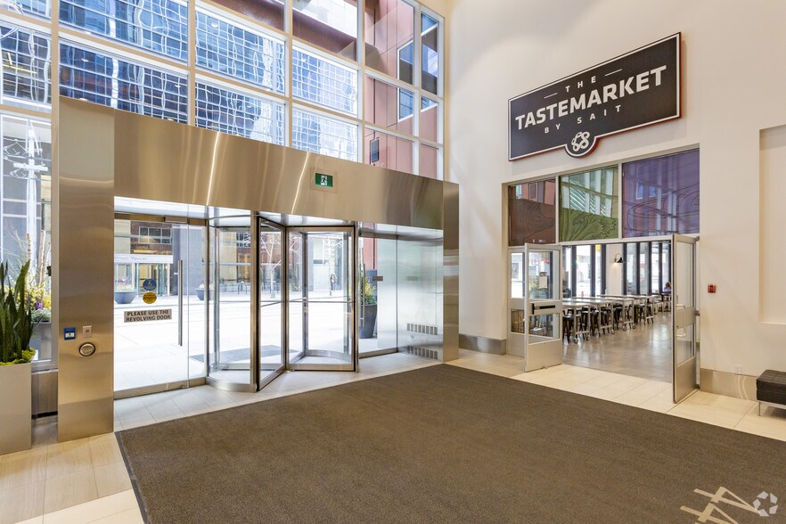 444 7th Ave SW, Calgary, AB à louer - Hall d’entrée - Image 2 de 8