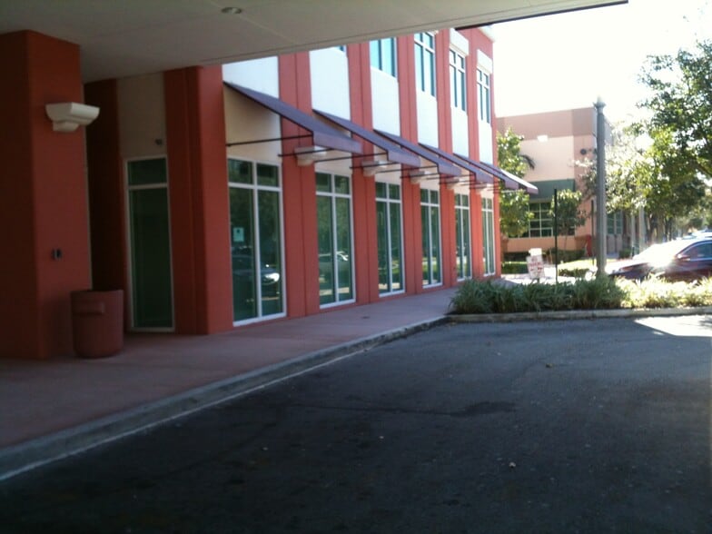 8501 SW 124th Ave, Miami, FL à louer - Photo du bâtiment - Image 3 de 28