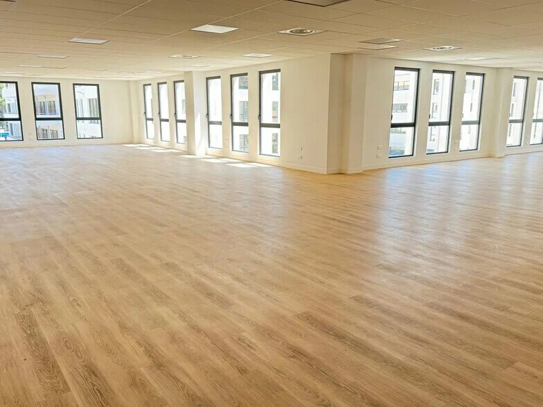 Bureau dans Aubagne à louer - Photo du bâtiment - Image 2 de 9