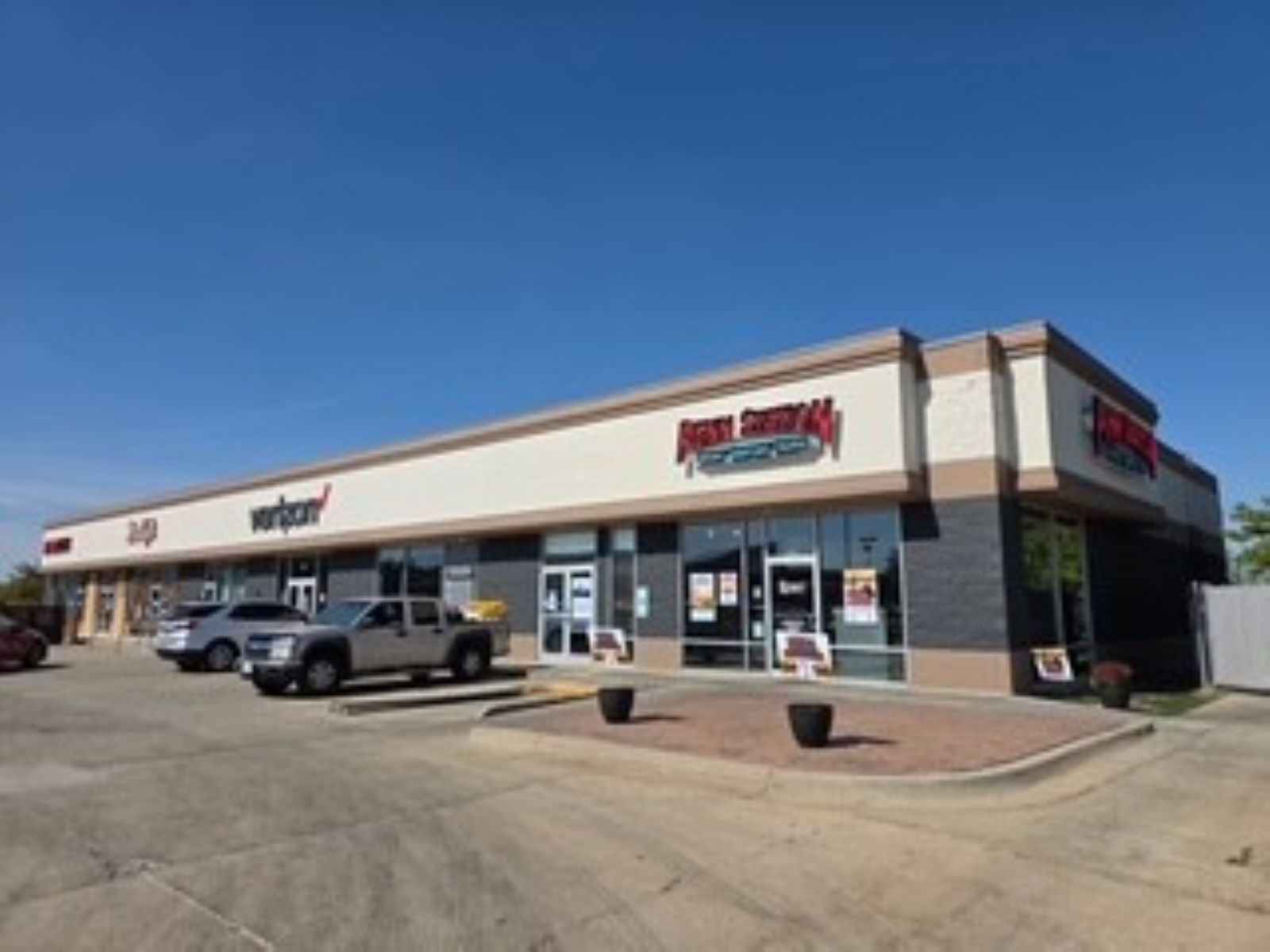 908-914 W Town Center Blvd, Champaign, IL for lease Primary Photo- Image 1 of 8