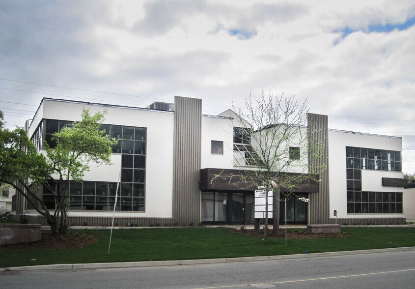 1770 Woodward Dr, Ottawa, ON à louer - Photo du bâtiment - Image 2 de 4
