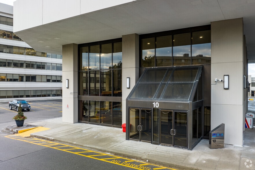 10 Four Seasons Pl, Toronto, ON for lease - Building Photo - Image 3 of 5