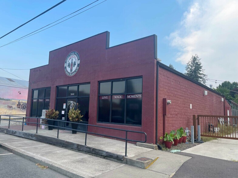 31441 NW Commercial St, North Plains, OR à louer - Photo du bâtiment - Image 3 de 8