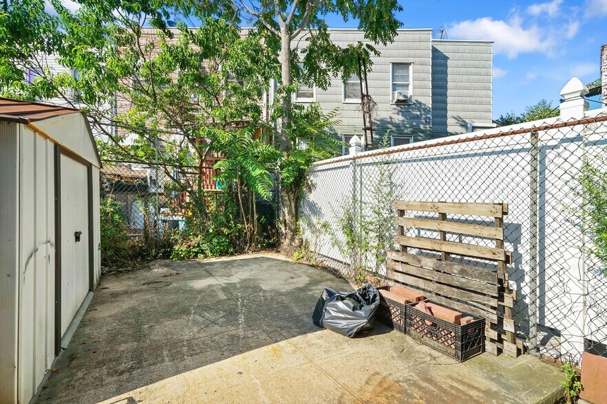 55-11 Metropolitan Ave, Ridgewood, NY à louer - Photo du bâtiment - Image 3 de 6