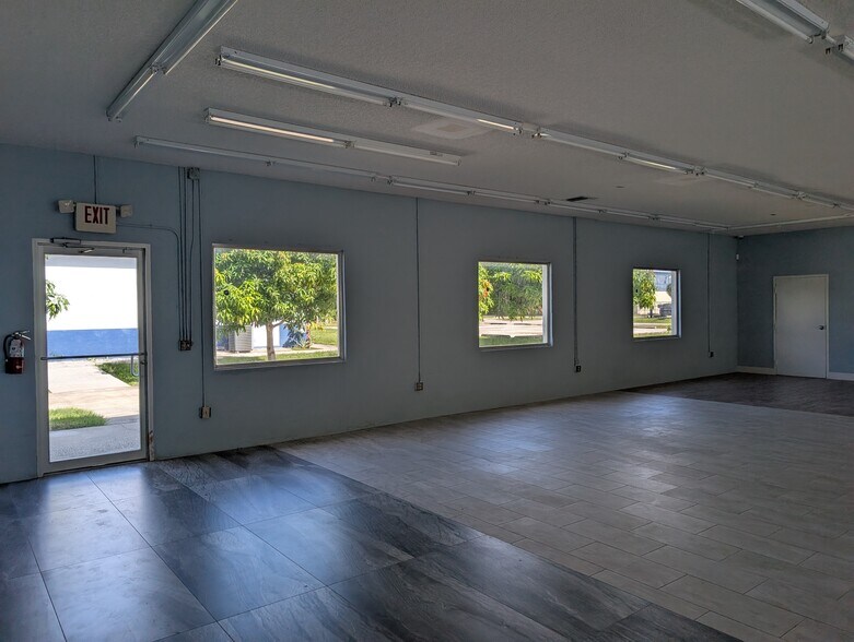 5060 Industry Dr, Melbourne, FL à vendre - Photo du bâtiment - Image 2 de 32