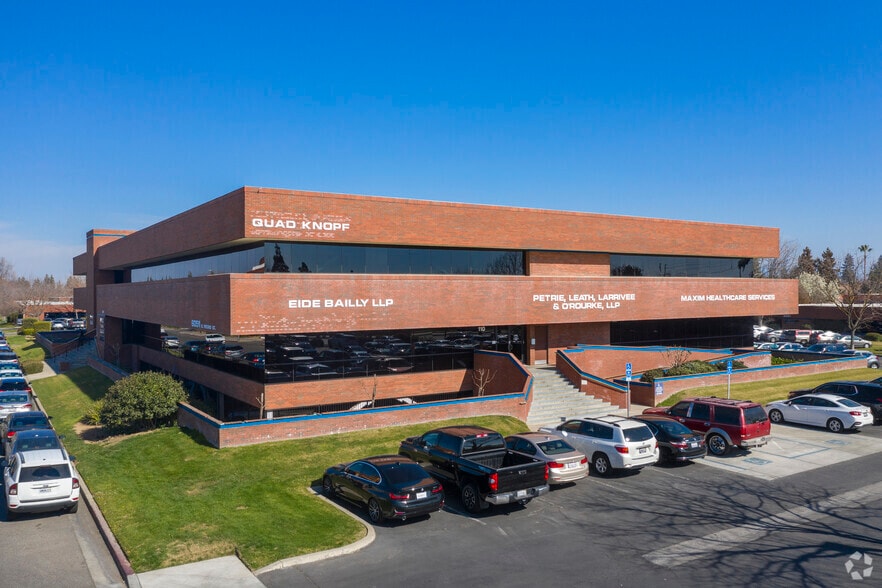 6051 N Fresno St, Fresno, CA for lease - Primary Photo - Image 1 of 13