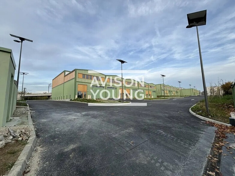 Flex in Stains for lease - Building Photo - Image 1 of 4