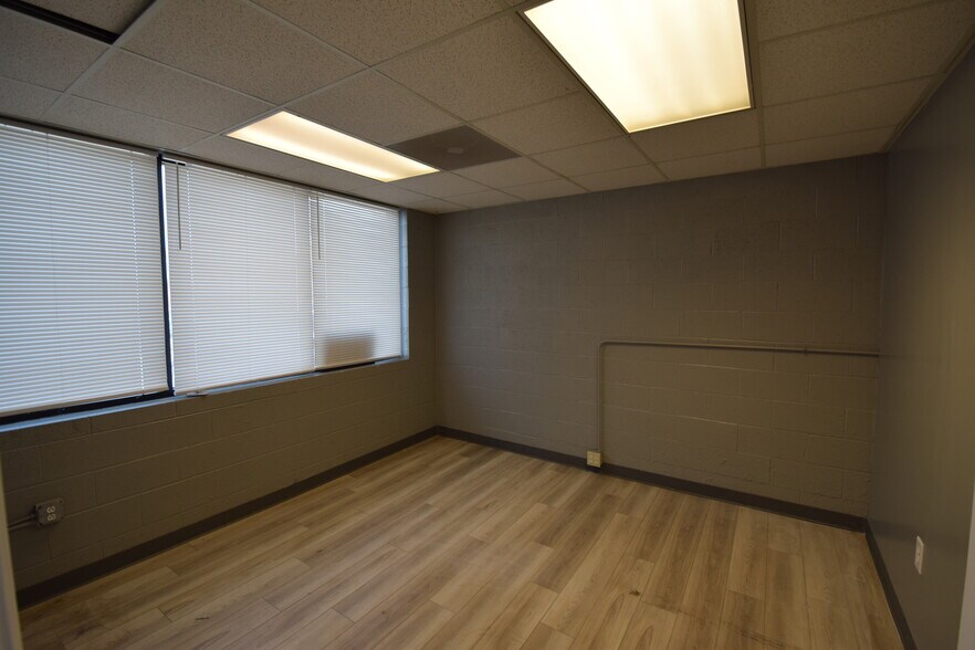 6120 Brookshire Blvd, Charlotte, NC à louer - Photo du bâtiment - Image 2 de 11
