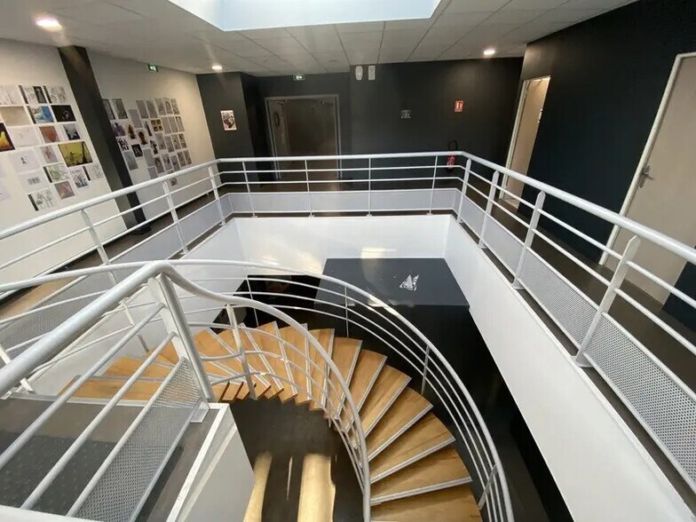 Office in Trappes for lease - Building Photo - Image 3 of 5