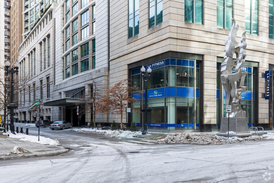 130 N Garland Ct, Chicago, IL for lease - Building Photo - Image 1 of 7