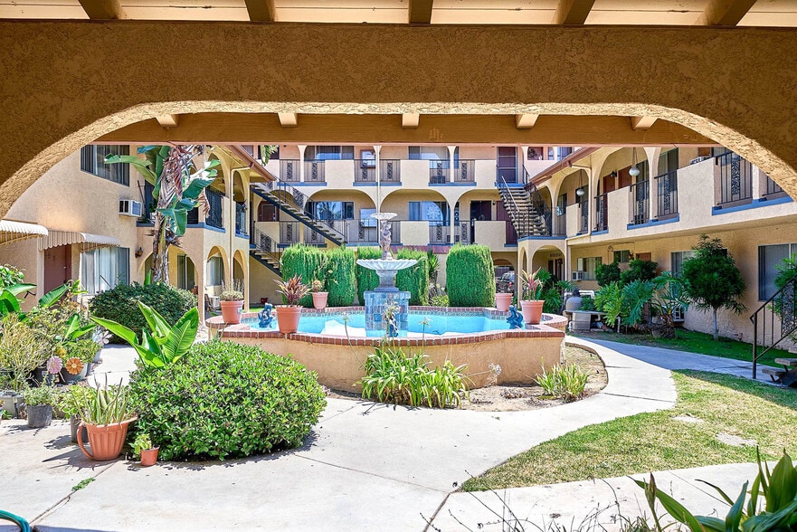 1010 S Atlantic Blvd, Alhambra, CA à vendre - Photo du bâtiment - Image 2 de 12