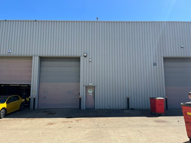 26-30 Vincent Av, Milton Keynes for lease - Building Photo - Image 2 of 10