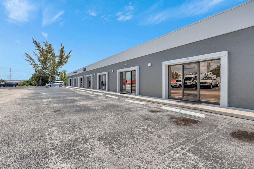 1125 Old Dixie Hwy, Lake Park, FL for lease - Building Photo - Image 1 of 2