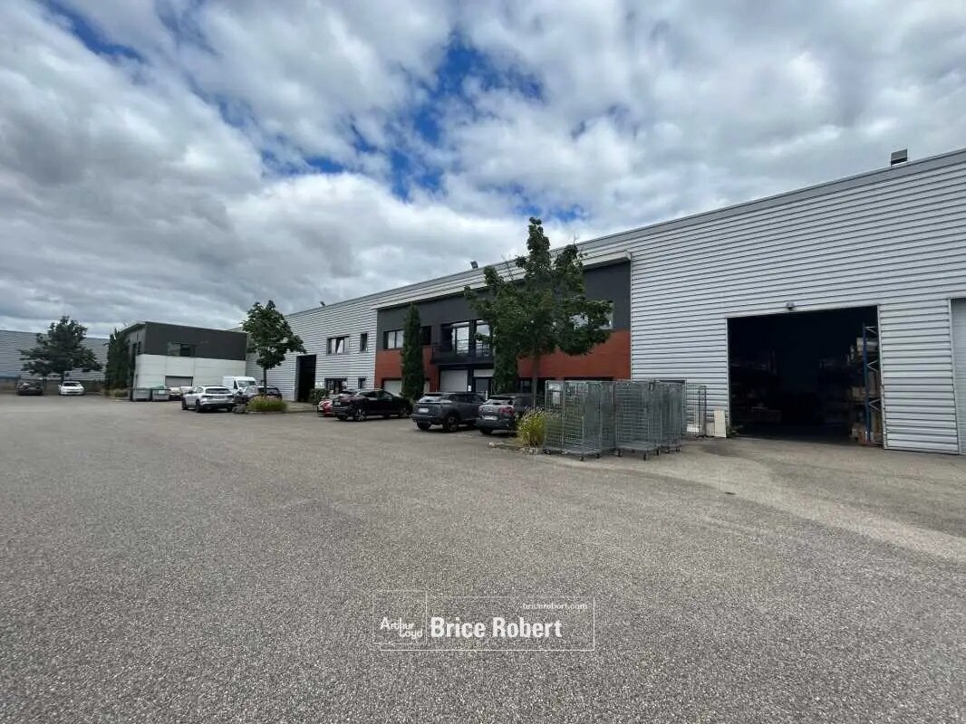 Office in Décines-Charpieu for lease Building Photo- Image 1 of 7