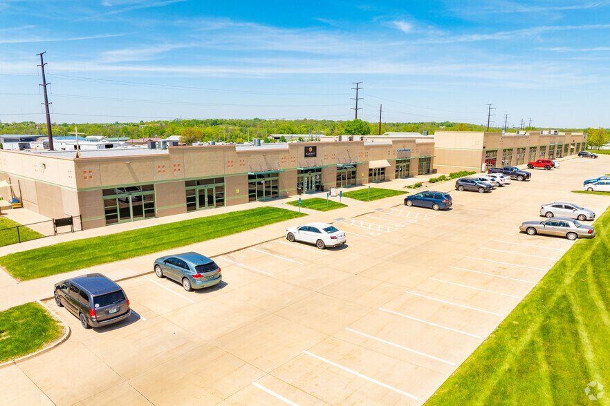 1300 Metro East Dr, Pleasant Hill, IA à louer - Photo principale - Image 1 de 6