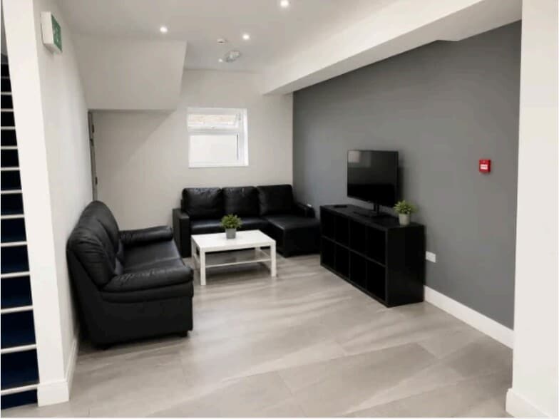 60 Oaklands Park Ave, Ilford for lease - Interior Photo - Image 2 of 11