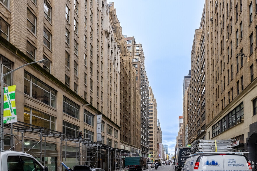 260 W 39th St, New York, NY for lease - Building Photo - Image 2 of 8