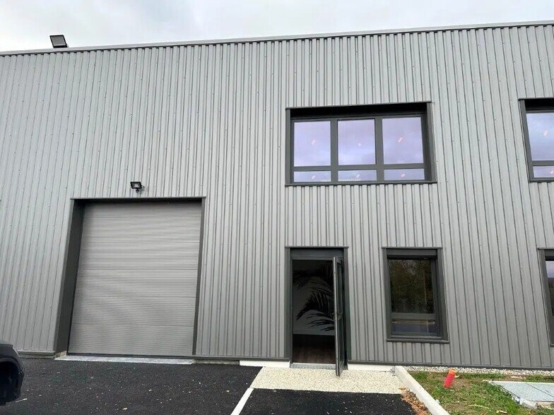 Local d'activités dans Bourgoin-Jallieu à vendre - Photo du bâtiment - Image 2 de 7