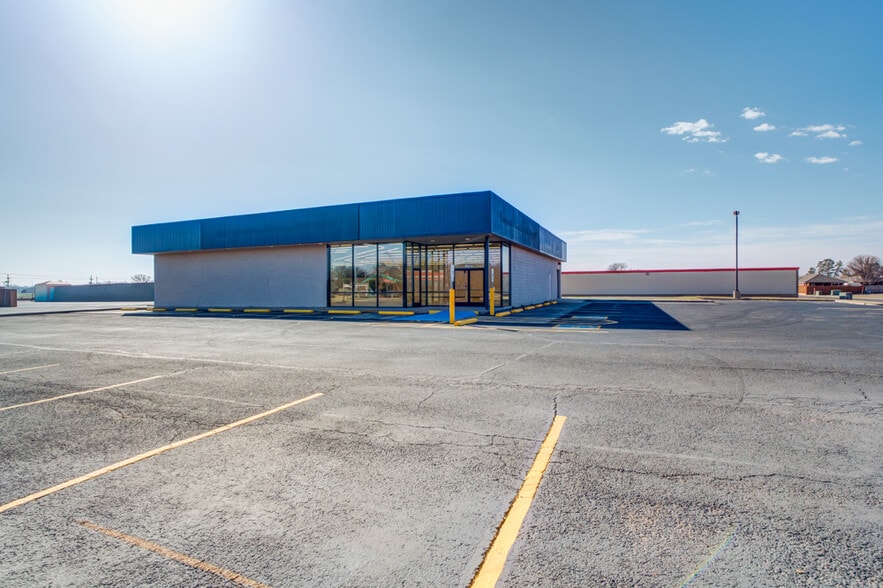 5819 4th St, Lubbock, TX for lease - Building Photo - Image 2 of 19