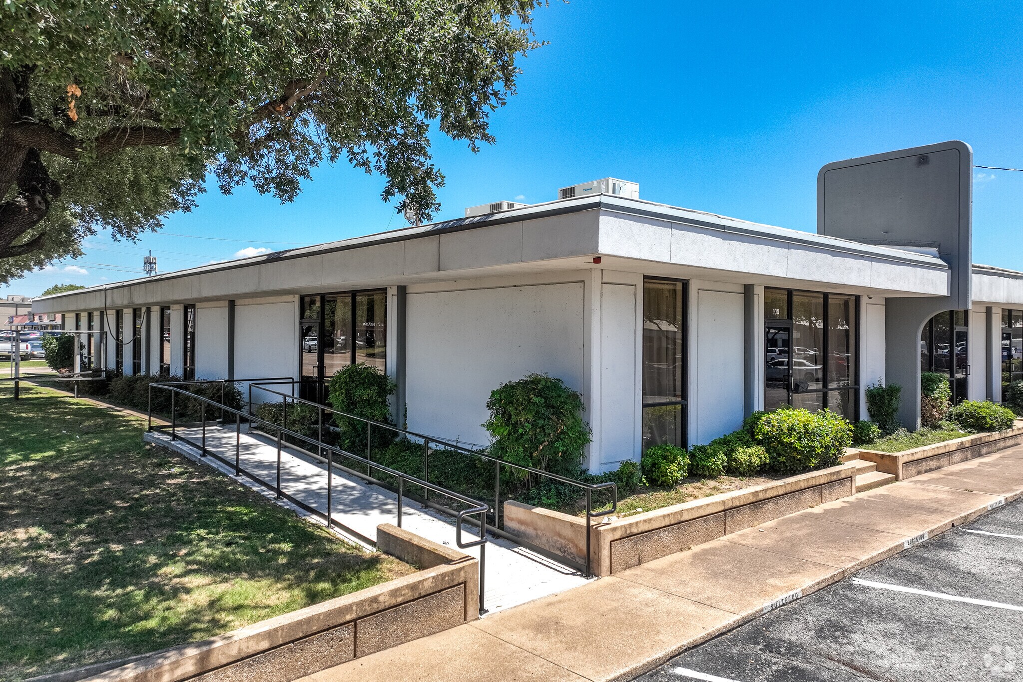 11550 Plano Rd, Dallas, TX à louer Photo du bâtiment- Image 1 de 2