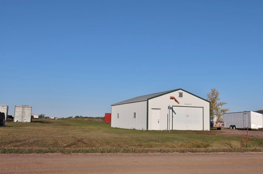 5207 N Broadway, Minot, ND for sale - Primary Photo - Image 1 of 1