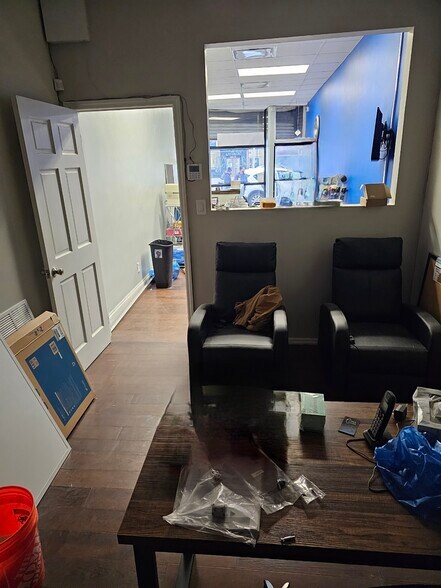 25312 Union Tpke, Floral Park, NY à louer - Photo intérieure - Image 3 de 3