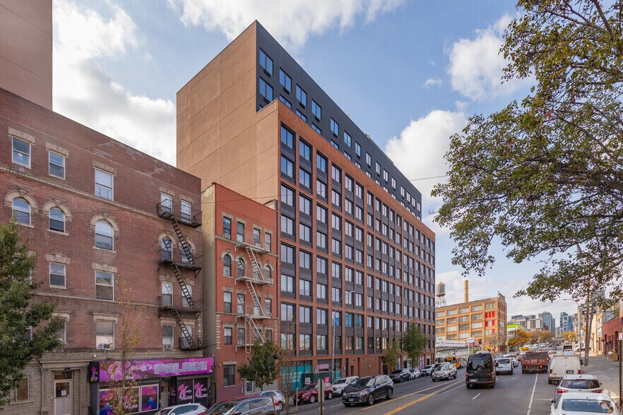 138 Bruckner Blvd, Bronx, NY à louer - Photo du bâtiment - Image 2 de 8