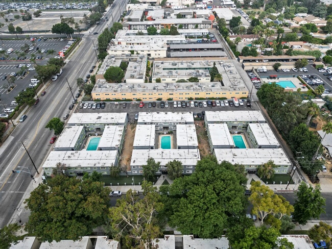 More details for 8305-8325 Variel Ave, Canoga Park, CA - Multifamily for Sale