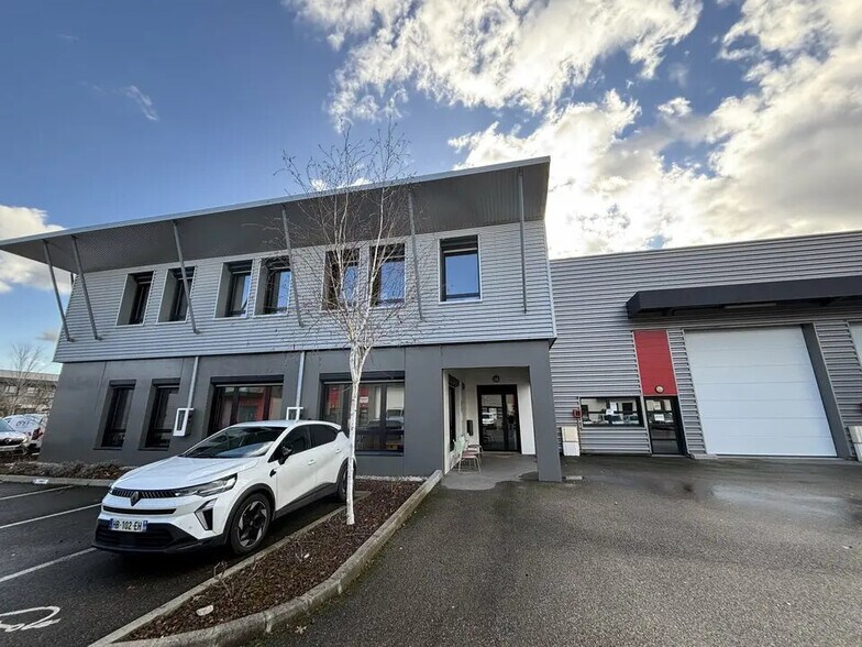 Flex dans Saint-Priest à louer - Photo du bâtiment - Image 2 de 13